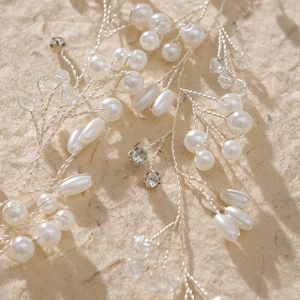 Serre-tête de mariée fait main avec perles blanches et cristaux sur fils argentés élégants