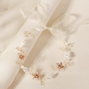 Détails du bandeau de mariée fait main avec fleurs en tissu, perles et rubans blancs