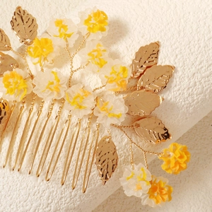 Détails du peigne à cheveux de mariée fait main avec feuilles d'or et fleurs jaunes