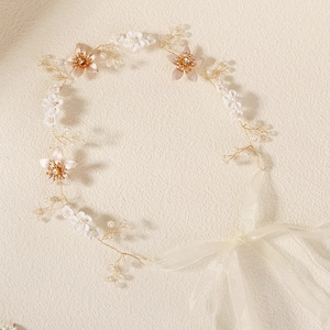 Détail de bandeau de mariée fait main avec fils dorés, fleurs roses et perles fines