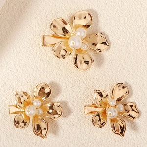 Lot de trois barrettes à fleurs dorées ornées de perles au design chic et élégant