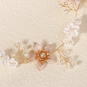 Bandeau de mariée avec fleurs métalliques or rose, pétales en résine blanche et perles