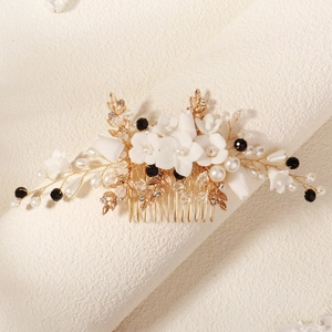 Peigne à cheveux fait main avec fleurs en céramique, cristal doré et perles de mariée