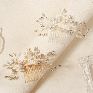 Peigne à cheveux de mariée élégant avec perles et strass en finitions or et argent