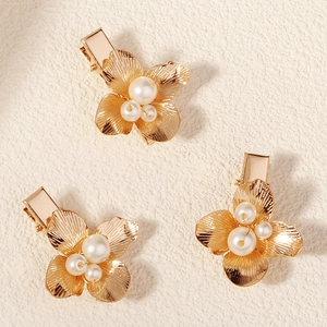 Lot de 3 pinces à cheveux fleur dorée avec perles blanches et pétales texturés élégants