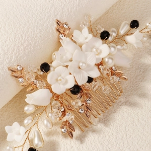 Détail du peigne de mariée avec fleurs en céramique, perles et feuilles dorées