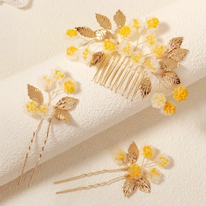 Parure de cheveux de mariée artisanale avec fleurs jaunes en résine et feuilles dorées