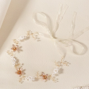 Bandeau de mariée élégant avec fleurs blanches, feuilles dorées et cristaux de mariage