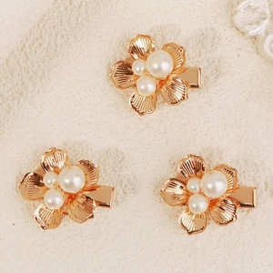 Détails de trois pinces à cheveux fleurs dorées avec perles blanches élégantes