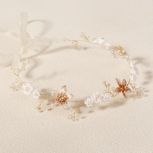 Bandeau de mariée fait main avec fil doré, fleurs en résine blanche et perles pour mariage