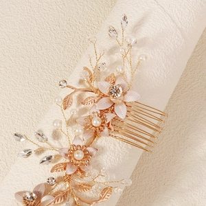 Peigne à cheveux de mariée fait main avec fleurs dorées, perles blanches et cristaux