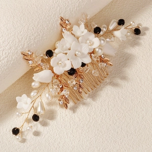Peigne à cheveux de mariée exquis avec fil doré, fleurs blanches et perles
