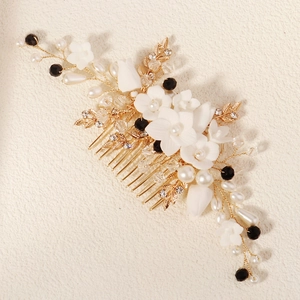 Peigne à cheveux fait main avec fleurs en céramique et perles dorées pour mariées