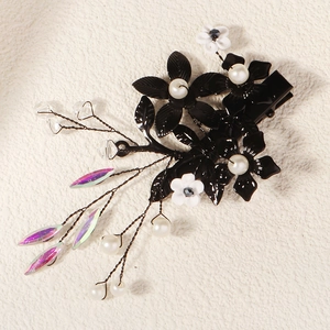 Détail de pince à cheveux gothique avec fleurs noires, perles et perles irisées pour Halloween