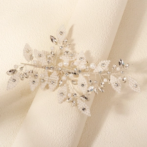 Vigne de cheveux de mariée argentée avec perles blanches et cristaux pour coiffure de fête