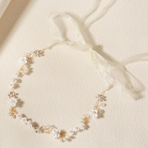 Eleganter Braut-Haarreif mit weißen Seidenblumen, Perlen und Kristallen mit Bändern