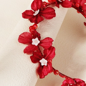 Serre-tête floral rouge élégant avec fleurs en satin et perles pour mariages et fêtes