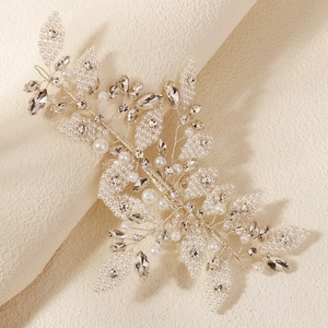 Détail de la pince à cheveux mariée faite main avec perles et motifs floraux en cristal