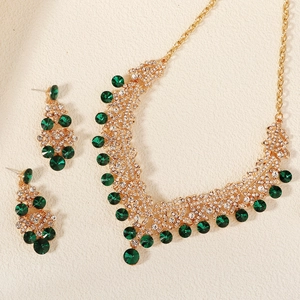 Detailansicht Brautschmuck-Set mit smaragdgrünen Steinen und weißen Kristallen