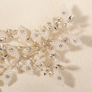 Barrette de mariée faite main avec perles blanches et fleurs de cristal sur fil argenté