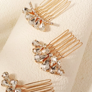 Détail de peignes à cheveux dorés pour mariée avec strass en cristal étincelants