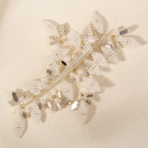Peigne à cheveux de mariée fait main avec perles blanches et cristaux sur fil d'argent