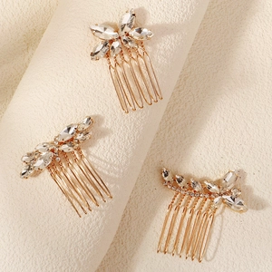 Détails de trois peignes à cheveux dorés pour mariée avec motifs de feuilles en cristal