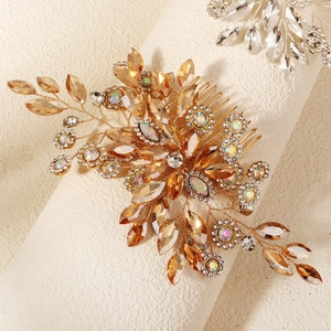 Détail d'un peigne à cheveux fait main avec strass champagne et perles de cristal fines