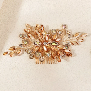 Détail du peigne de mariée fait main avec cristaux champagne et strass dorés scintillants