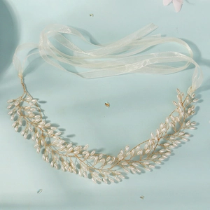 Detailansicht Braut-Haarband mit weißen Perlen und goldenen Drahtreben-Elementen