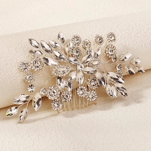 Détail du peigne à cheveux de mariée avec fleurs en argent et strass étincelants
