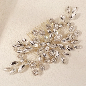 Détail du peigne de mariée fait main avec fil d'argent et cristaux de strass étincelants