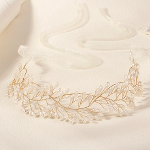 Eleganter Brauthaarreif aus Golddraht mit weißen Kunstperlen und zarten Seidenbändern