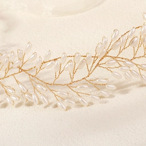 Eleganter Braut-Haarreif mit doppelter Perlenreihe und goldener Handarbeit