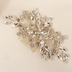 Peigne à cheveux de mariée avec cristaux marquise et fleurs argentées pour les mariages