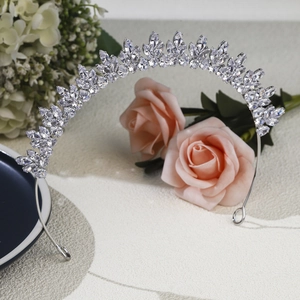 Detailaufnahme schimmernder Zirkonia im Marquise-Schliff auf einem Braut-Tiara