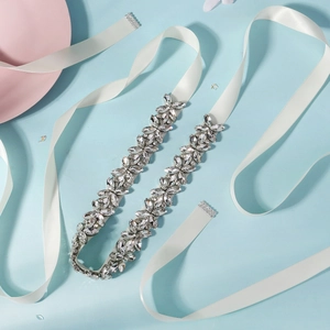 Détail de ceinture de mariée avec strass marquise cousus main sur ruban de satin