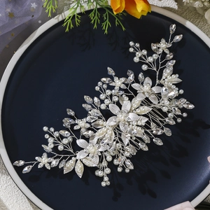 Silberner Brauthaarkamm mit Perlen und Kristallblättern für elegante Hochzeitsfrisuren
