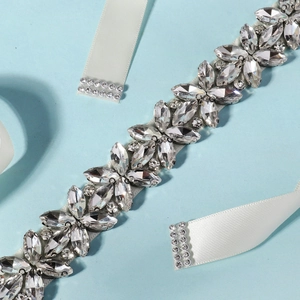 Détail de la ceinture de mariée avec strass marquise sur ruban de satin blanc pur