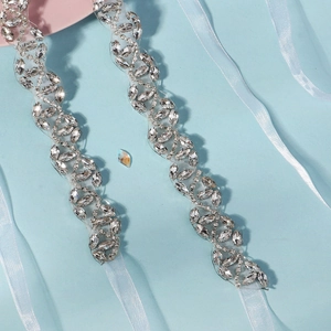 Détails de la ceinture de mariée cousue main avec strass marquise et rubans de soie