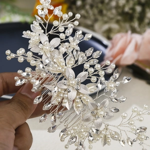 Silberner Braut-Haarkamm mit Perlen, Kristallen, Metallblättern und handgemachten Blumen