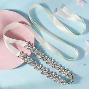 Ceinture de mariée luxueuse avec fleurs en cristal cousues main sur ruban de satin blanc pur