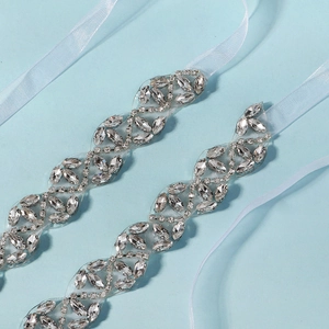 Vue détaillée des cristaux marquises sur une ceinture de mariée faite à la main