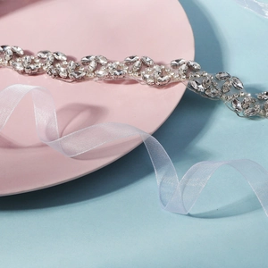 Détail de la ceinture de mariée scintillante avec des strass argentés sophistiqués