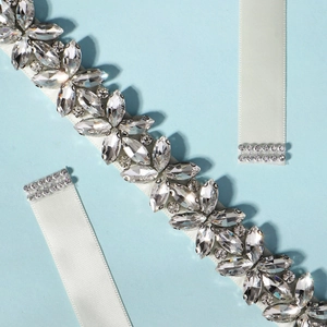 Ceinture de mariée de luxe avec strass en forme de feuille sur ruban de satin blanc