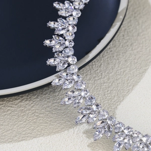 Eleganter silberner Braut-Haarreif mit Zirkonia-Kristallen für Hochzeitsfrisuren