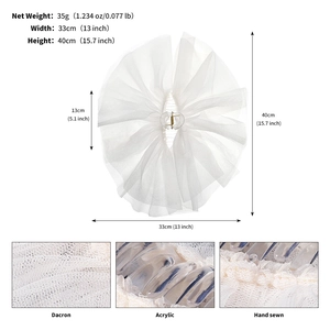 Détail de la grande pince à cheveux de mariée en tulle blanc montrant la texture