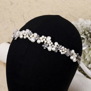 Vue détaillée du bandeau de mariée fait main avec perles, cristaux et rubans en soie