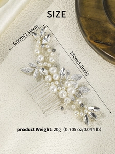 Details des silbernen Brauthaarkamms mit Perlen und Blättern, Größe 13cm x 6,5cm