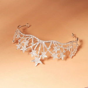 Gros plan d'une couronne d'étoiles argentée ornée de strass brillants et de motifs